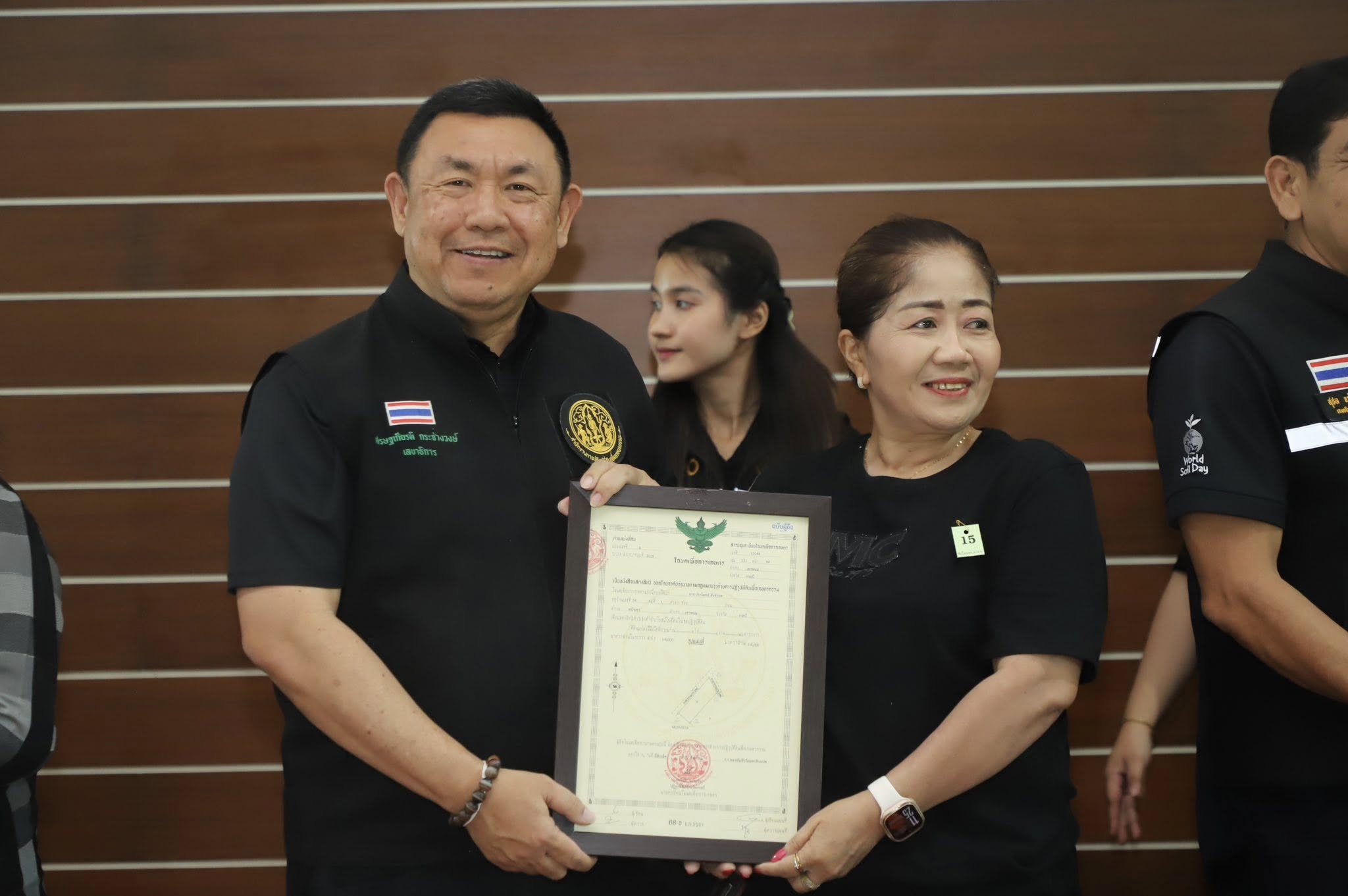 title - รมช.เกษตรฯ มอบโฉนดเพื่อการเกษตร โฉนดต้นไม้ ยกระดับที่ดินทำกินในกระบี่ หนุนเกษตรกรเข้าถึงแหล่งทุน